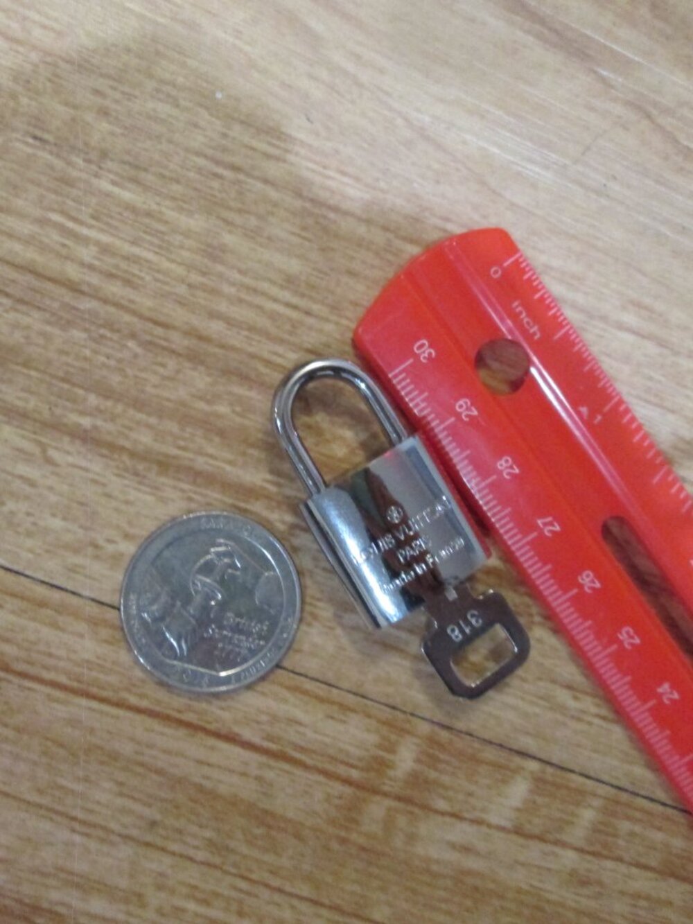 Louis Vuitton Silver Brass Lock . Number 318. One key Great condition! - Picture 8 of 9